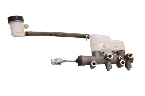 18 Cat CUV102D Front Brake Master Cylinder