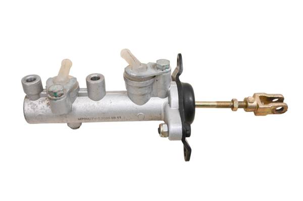 Cub Cadet - 16 Cub Cadet Challenger 700 Front Brake Master Cylinder