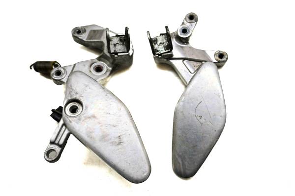 Yamaha - 06 Yamaha YZF600R Front Foot Peg Foot Rest Mounting Brackets