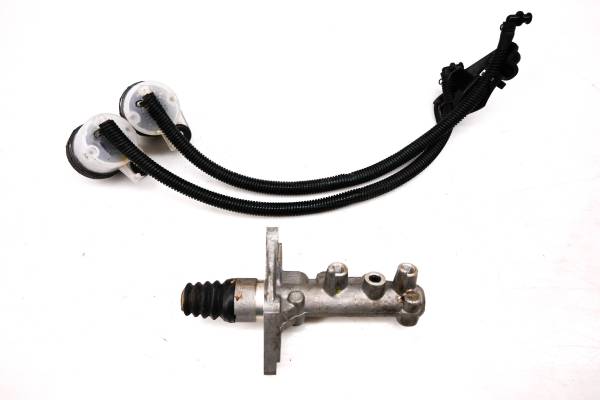 Can-Am - 21 Can-Am Commander 1000R DPS 4x4 Brake Master Cylinder