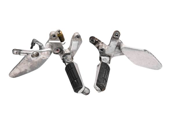 Yamaha - 01 Yamaha YZF600R Front Driver Foot Pegs Left & Right