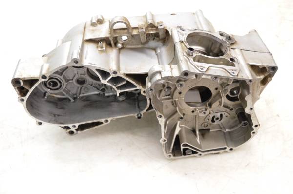 Yamaha - 12 Yamaha Grizzly 300 2x4 Crankcase Center Crank Case YFM300G