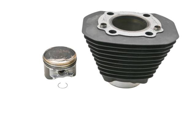 Harley Davidson - 21 Harley Davidson Sportster Iron 833 Rear Cylinder & Piston Front XL833N