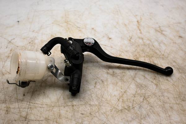 Suzuki - 24 Suzuki GSX-R750 Front Brake Master Cylinder & Lever