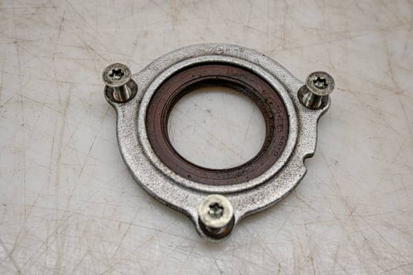 Suzuki - 24 Suzuki GSX-R750 Left Hand Drive Shaft Retainer