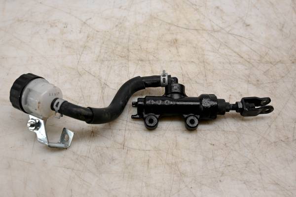 Suzuki - 24 Suzuki GSX-R750 Rear Brake Master Cylinder