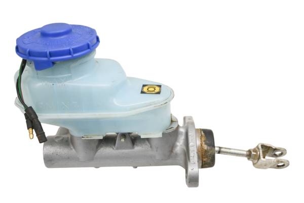 Kubota - 18 Kubota RTV-X1140W Brake Master Cylinder