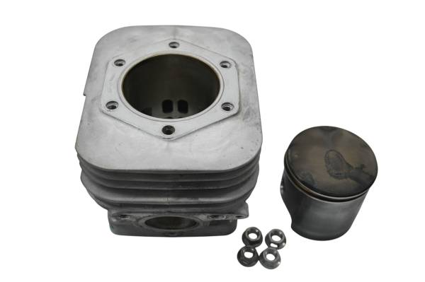Polaris - 19 Polaris Indy Adventure 550 Cylinder & Piston