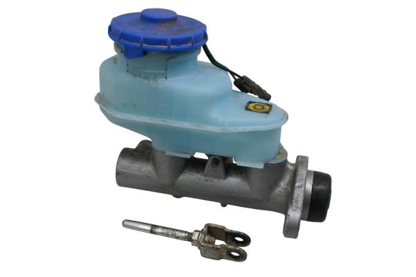 Kubota - 18 Kubota RTV-X900W Rear Brake Master Cylinder