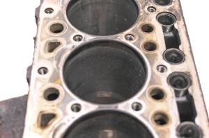 Bobcat - 08 Bobcat 2200S 4x4 Diesel Crankcase Center Crank Case - Image 4