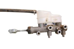 18 Cat CUV102D Front Brake Master Cylinder - Image 2