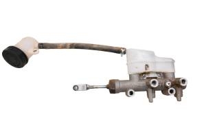 18 Cat CUV105D Front Brake Master Cylinder - Image 1