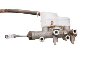 18 Cat CUV105D Front Brake Master Cylinder - Image 2