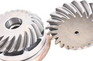 18 Cat CUV105D Transmission Bevel Gears Output Shaft - Image 2