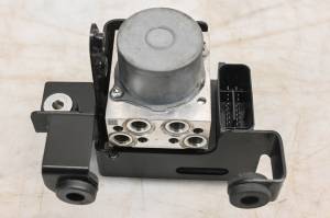Yamaha - 24 Yamaha YZF-R3 Electric Brake Abs Control Unit - Image 1