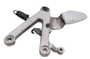 99 Yamaha R1 Front Right Footpeg Bracket YZF1000